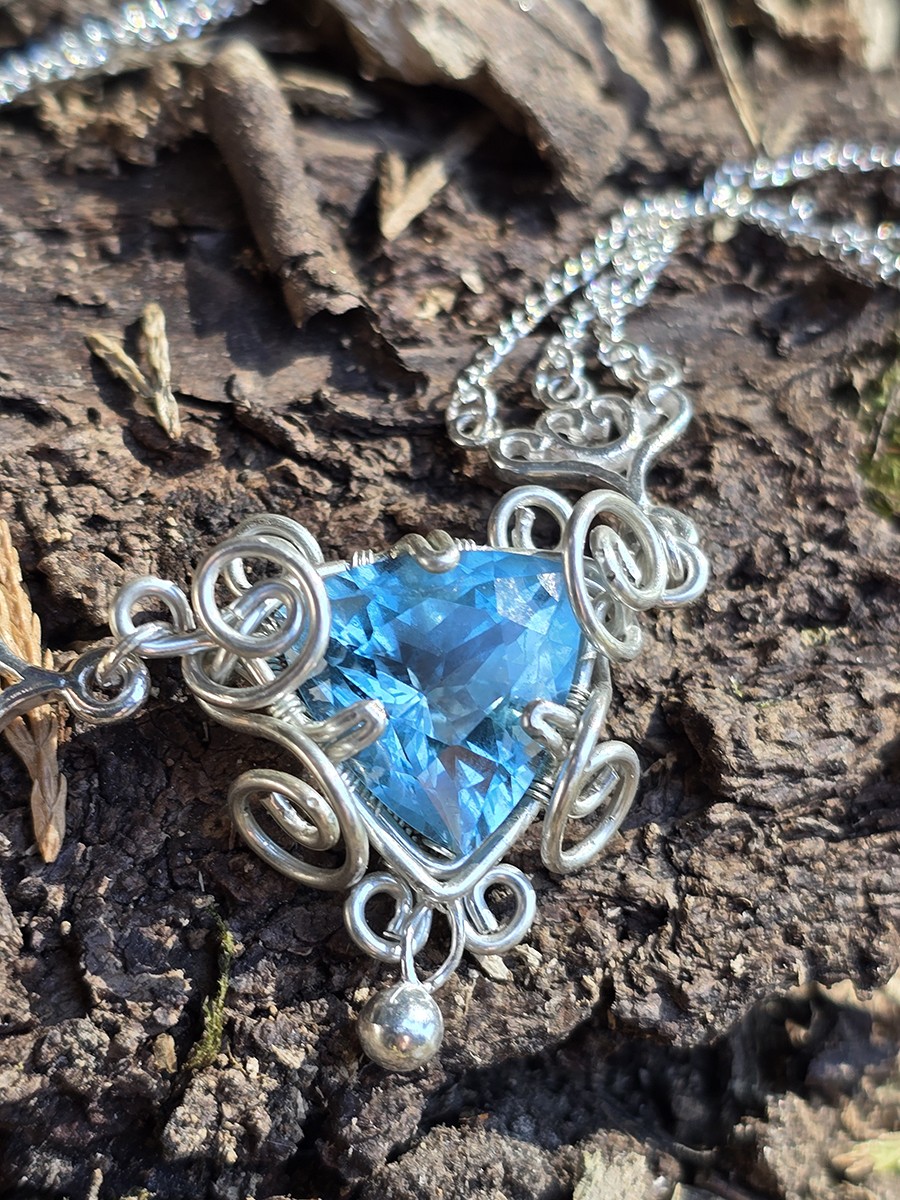 Image d'illustration du produit Collier topaze bleue et argent