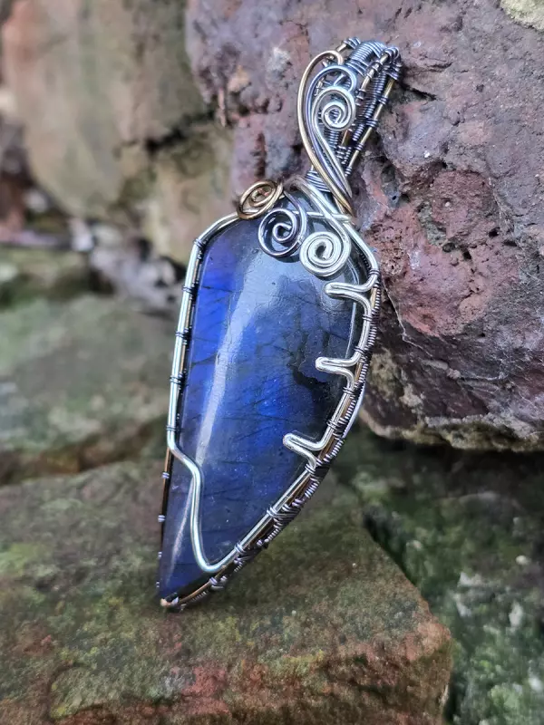 Image d'illustration du produit Pendentif labradorite bleue "griffe d'ours"