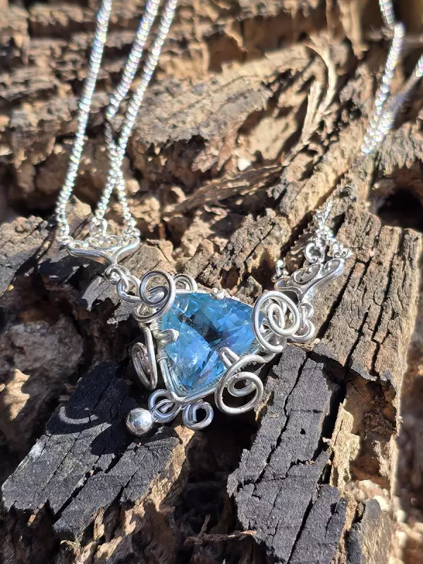 Image d'illustration du produit Collier topaze bleue et argent
