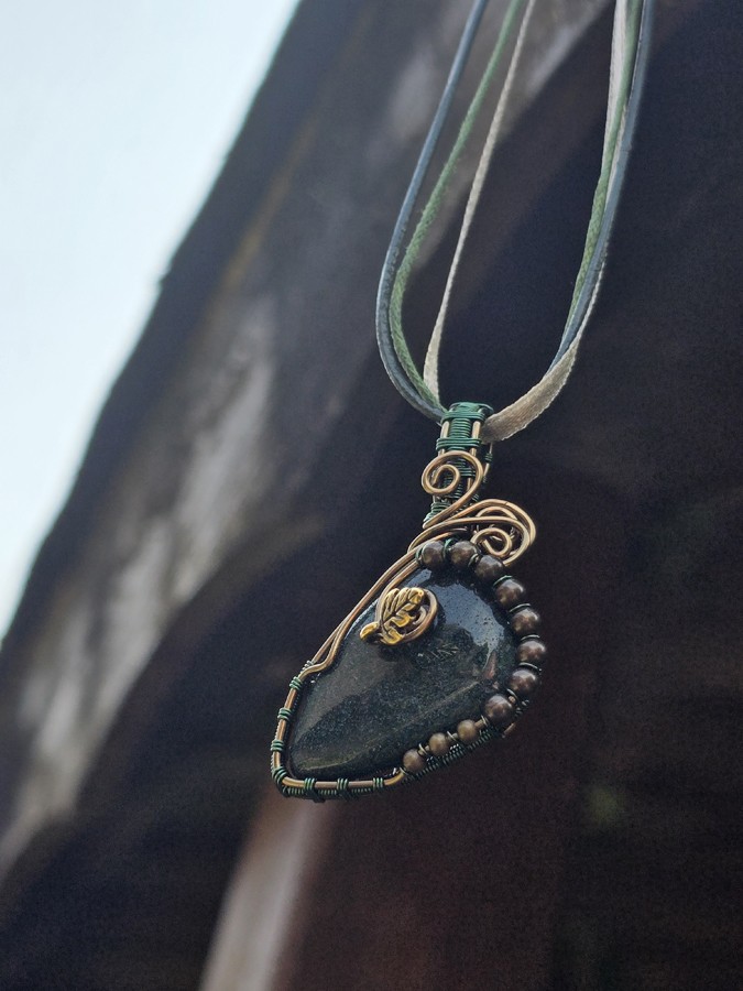 Image d'illustration du produit Pendentif agate verte "à la petite feuille"