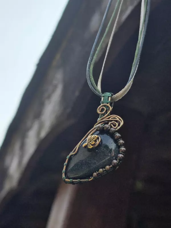 Image d'illustration du produit Pendentif agate verte "à la petite feuille"