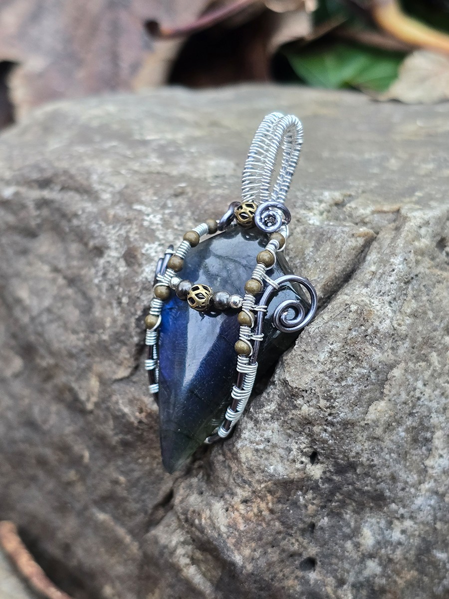 Image d'illustration du produit Pendentif labradorite bleue pointue