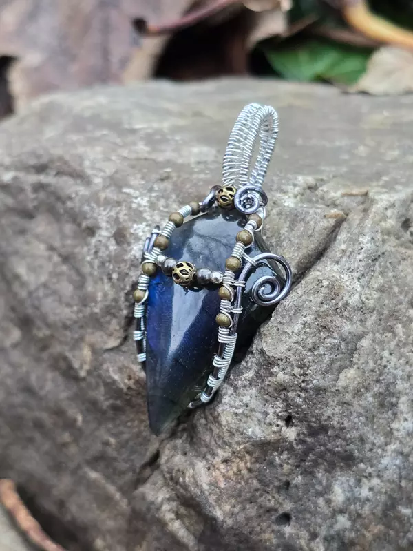 Image d'illustration du produit Pendentif labradorite bleue pointue