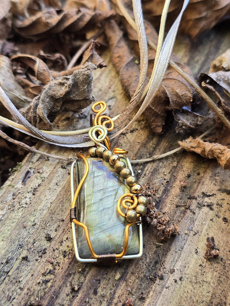 Image d'illustration du produit Pendentif labradorite dorée