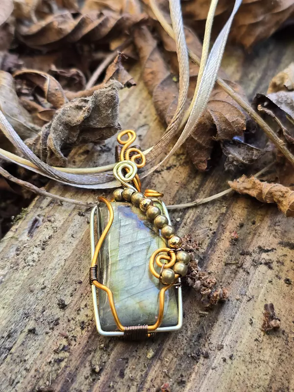 Image d'illustration du produit Pendentif labradorite dorée