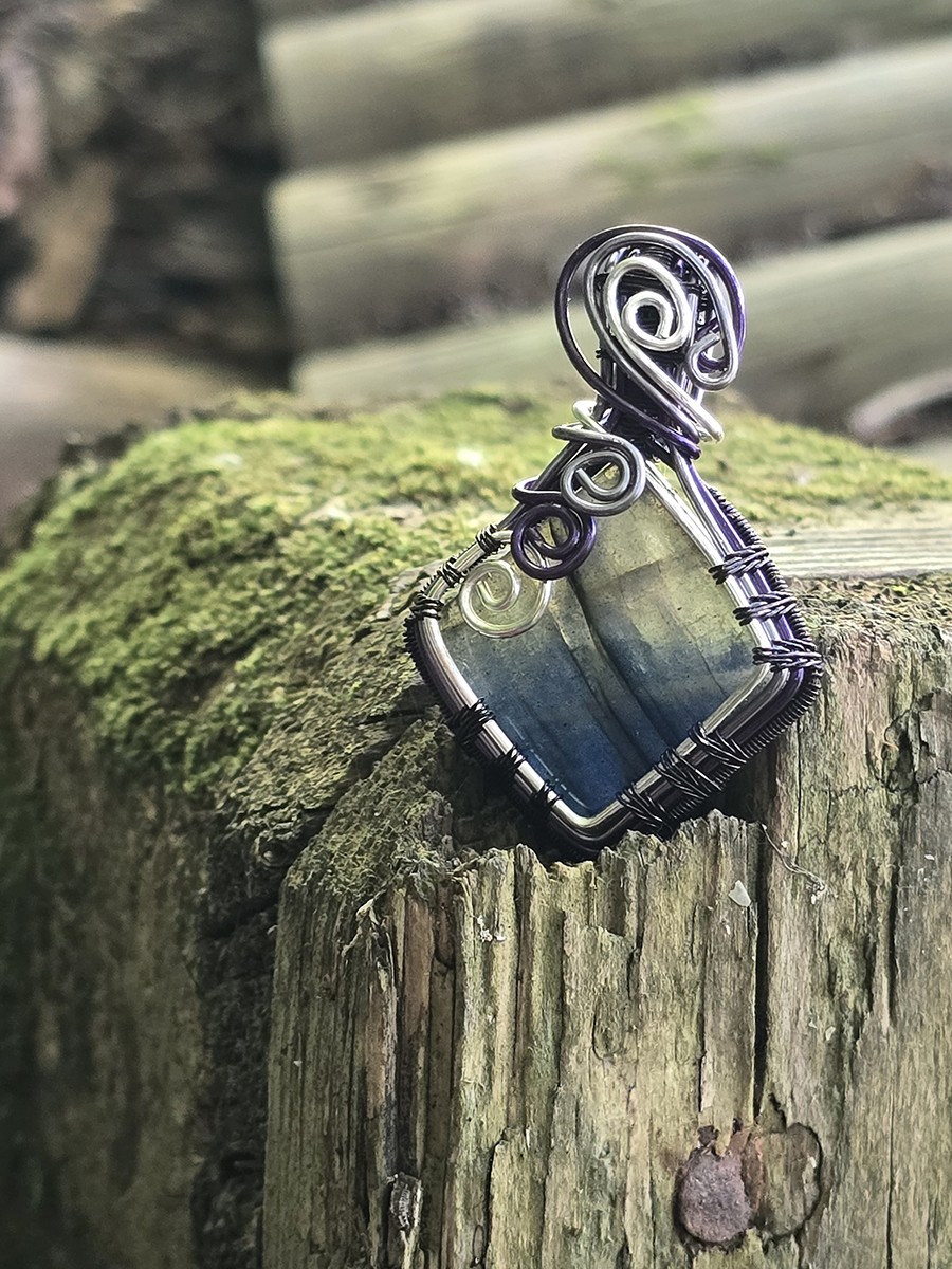 Image d'illustration du produit Pendentif labradorite bleue en carré