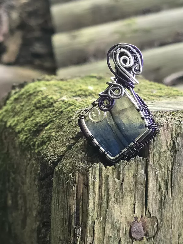 Image d'illustration du produit Pendentif labradorite bleue en carré
