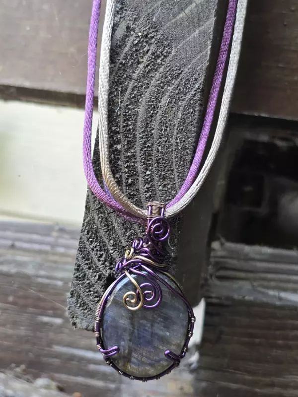 Image d'illustration du produit Pendentif labradorite violette