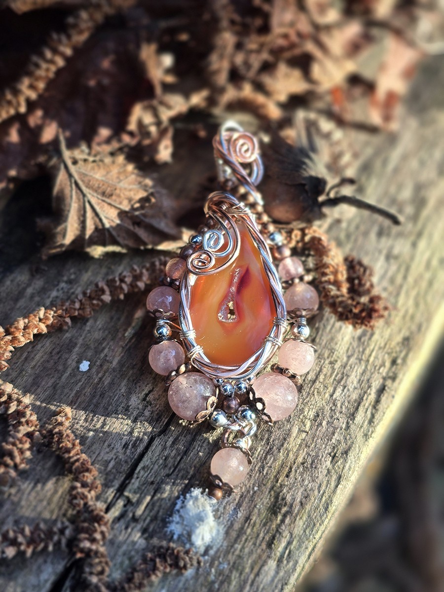 Image d'illustration du produit Pendentif Géode d'agate et quartz strawberry
