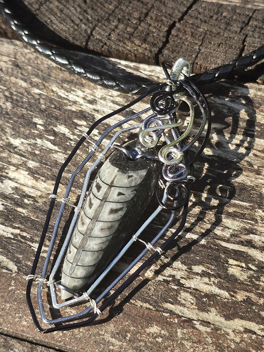 Image d'illustration du produit Pendentif orthoceras "gothique"