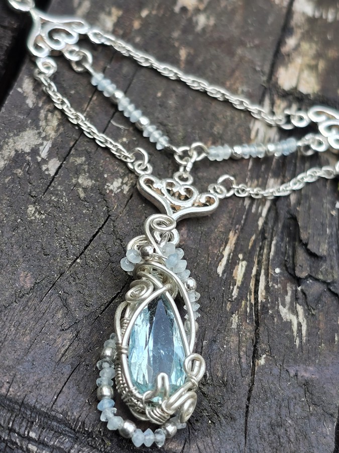 Image d'illustration du produit Collier "larme" en argent et aigue-marine