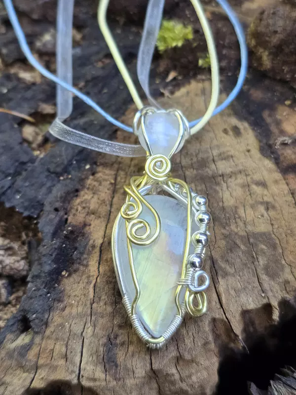 Image d'illustration du produit Pendentif péristérite dorée