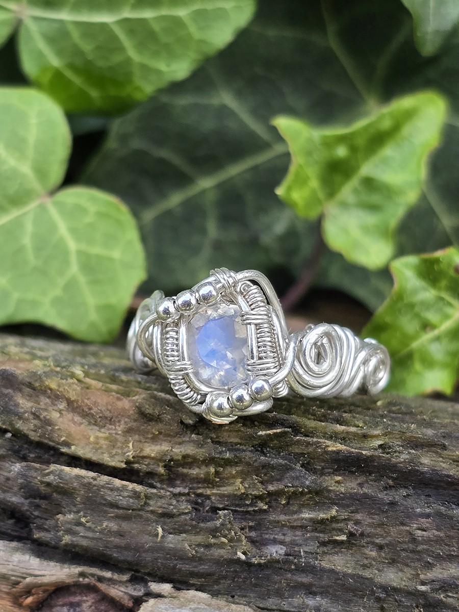 Image de couverture du produit à la une Bague en argent et péristérite taillée