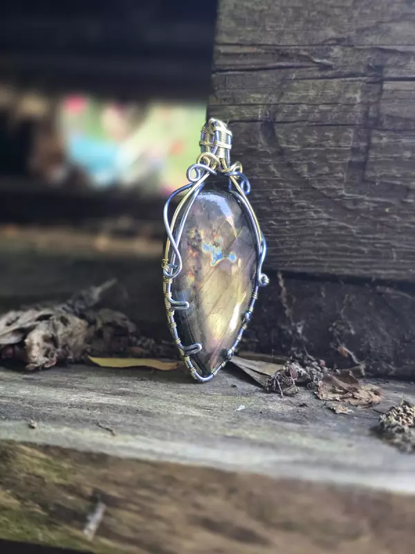 Image d'illustration du produit Pendentif labradorite mauve et or