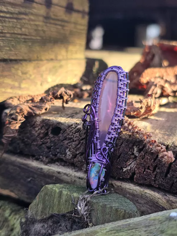 Image d'illustration du produit Pendentif calcédoine mauve et opale boulder