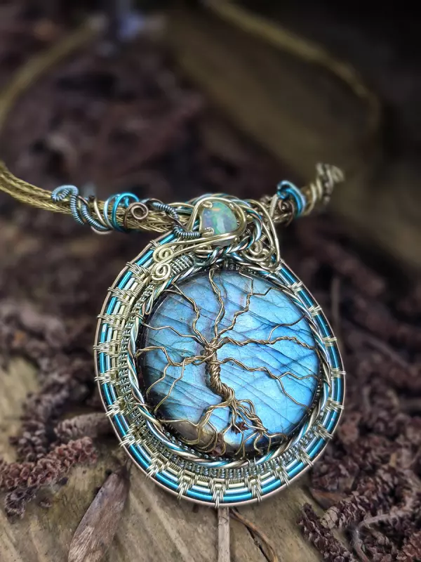 Image d'illustration du produit Collier Labradorite bleue et arbre doré