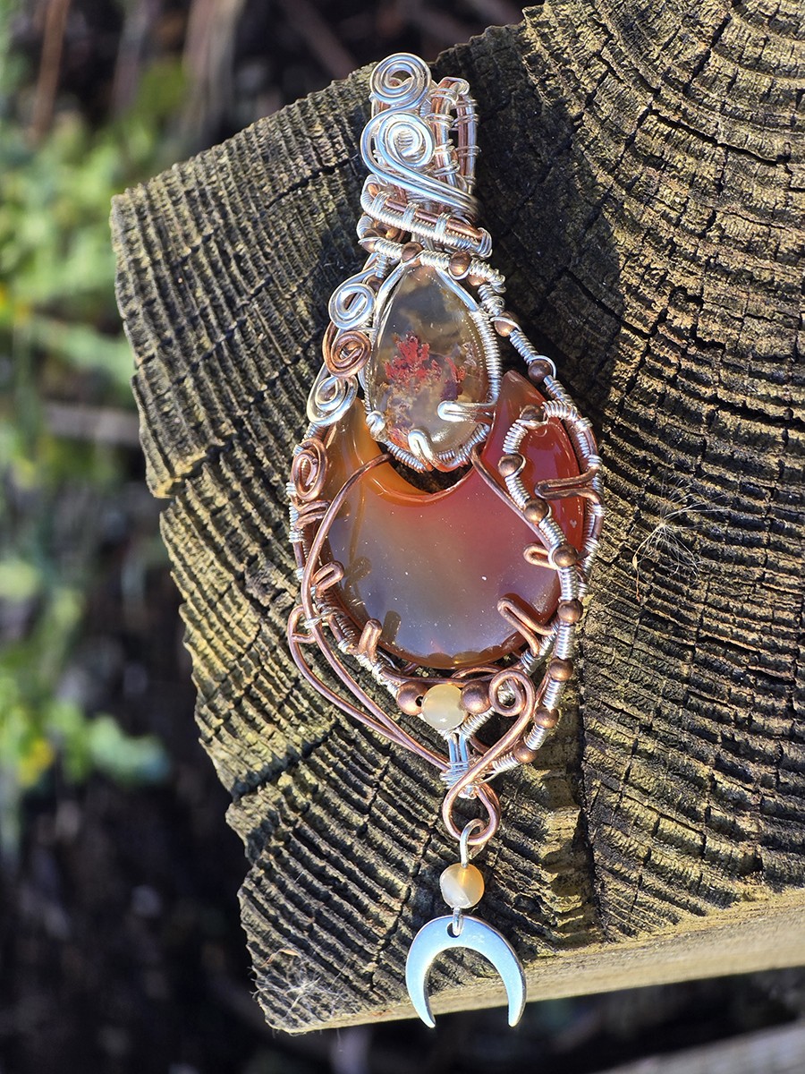 Image d'illustration du produit Pendentif Calcédoine en lune et agate mousse