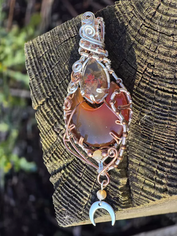 Image d'illustration du produit Pendentif Calcédoine en lune et agate mousse