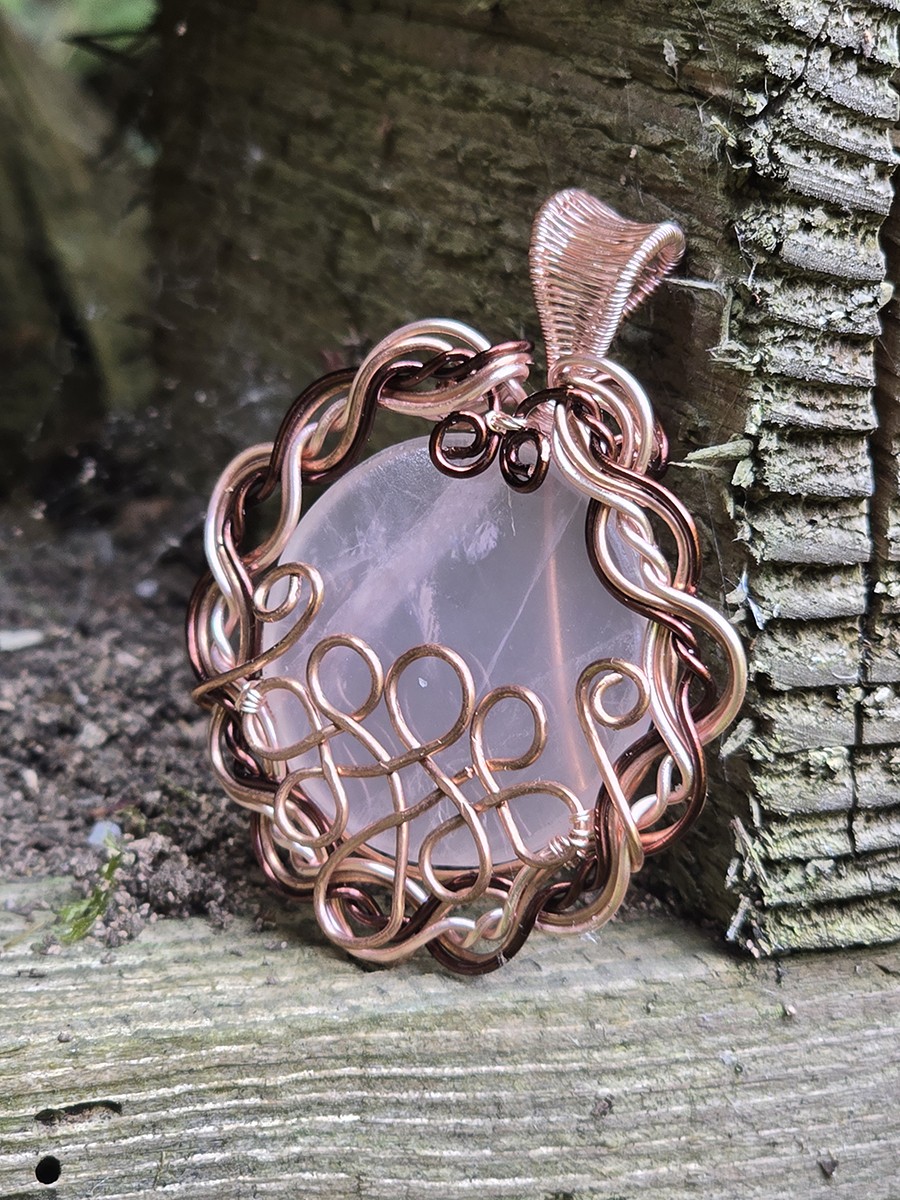 Image d'illustration du produit Pendentif quartz rose et entrelacs