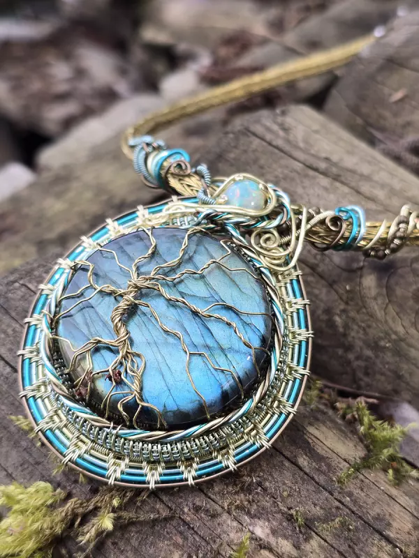 Image d'illustration du produit Collier Labradorite bleue et arbre doré