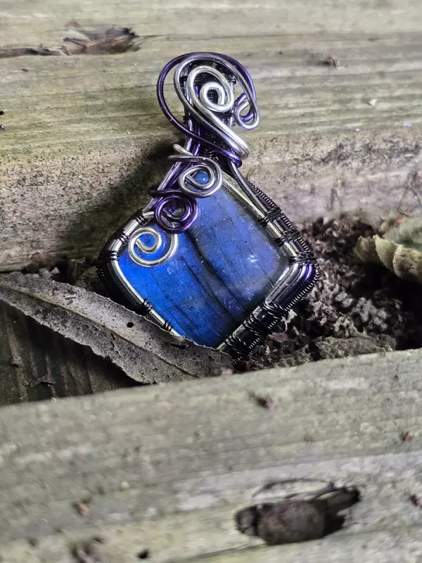 Image d'illustration du produit Pendentif labradorite bleue en carré