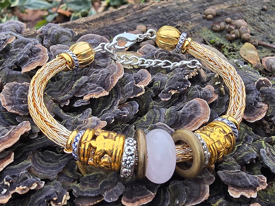 Image d'illustration du produit Bracelet tressé doré et quartz rose pâle