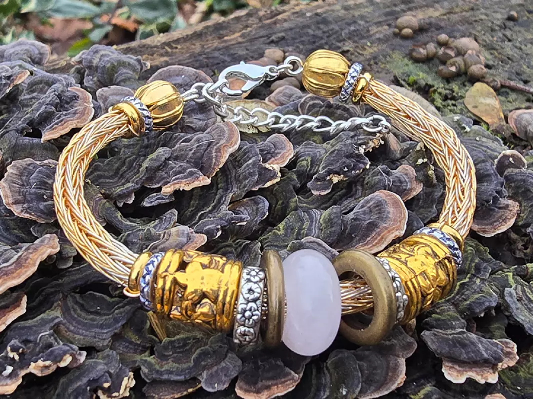 Image d'illustration du produit Bracelet tressé doré et quartz rose pâle