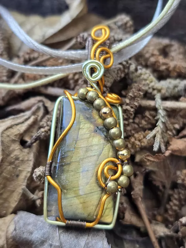 Image d'illustration du produit Pendentif labradorite dorée