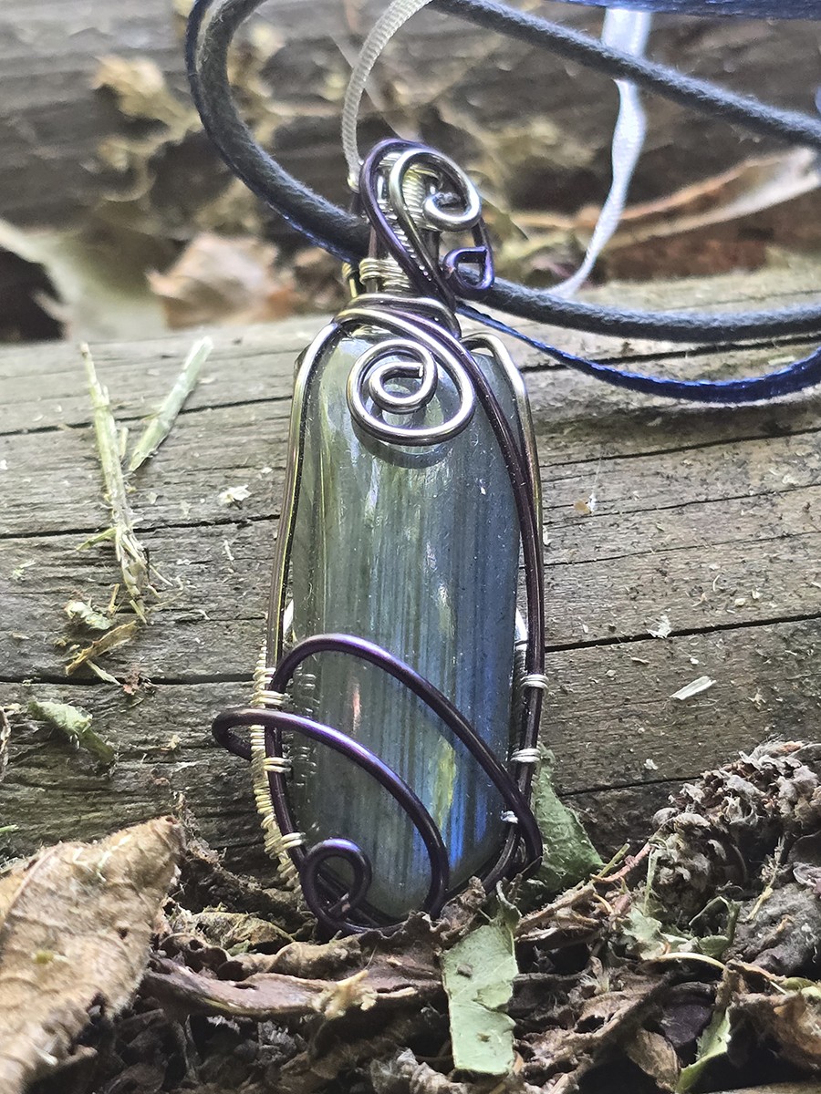 Image d'illustration du produit Pendentif Labradorite bleue en pointe