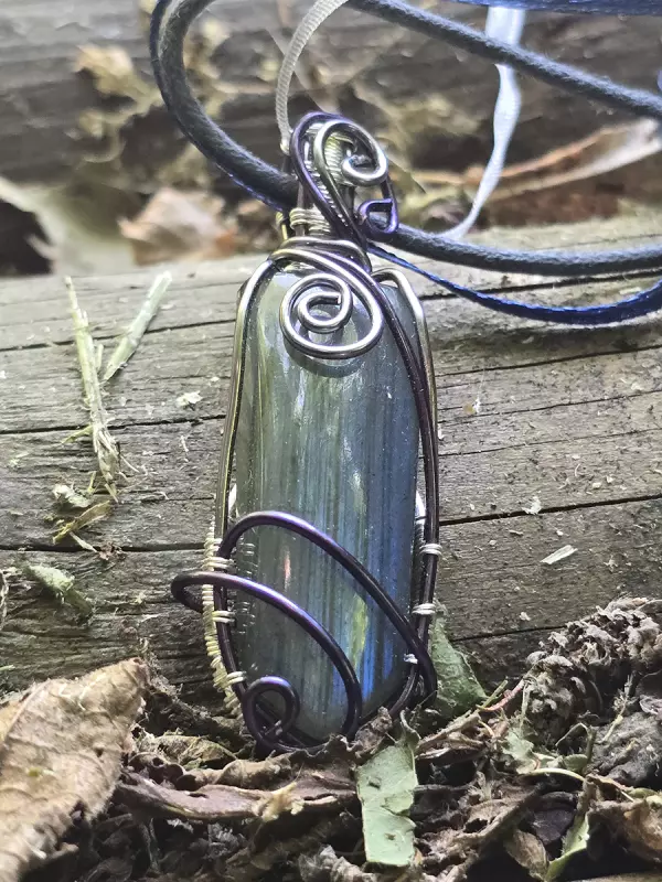 Image d'illustration du produit Pendentif Labradorite bleue en pointe