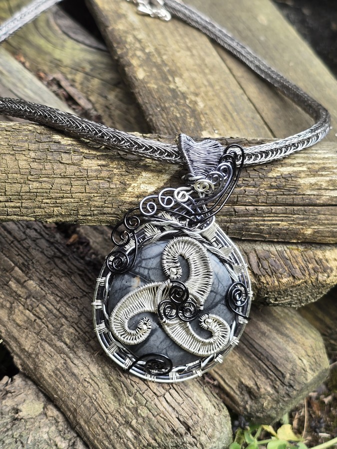 Image d'illustration du produit Collier "triple spirale" jaspe picasso