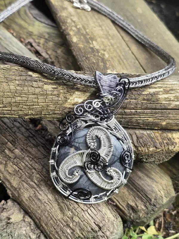Image d'illustration du produit Collier "triple spirale" jaspe picasso
