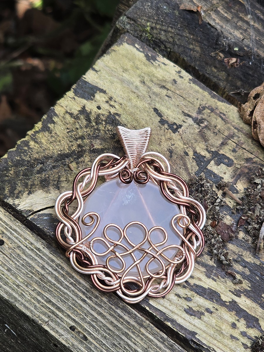 Image d'illustration du produit Pendentif quartz rose et entrelacs