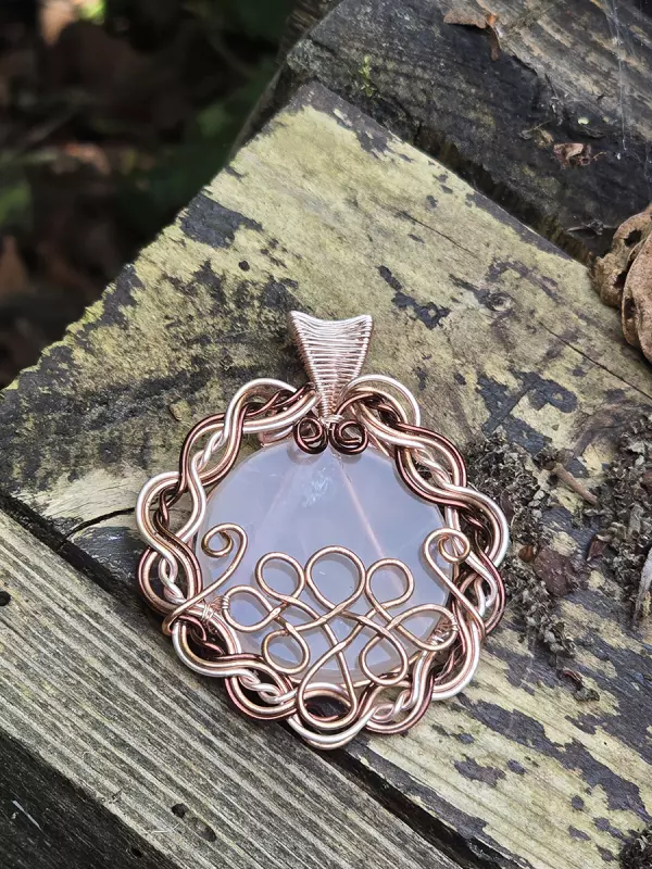 Image d'illustration du produit Pendentif quartz rose et entrelacs