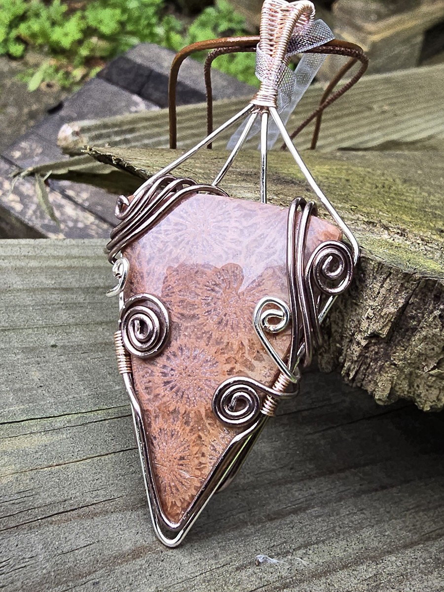 Image d'illustration du produit Pendentif corail triangle