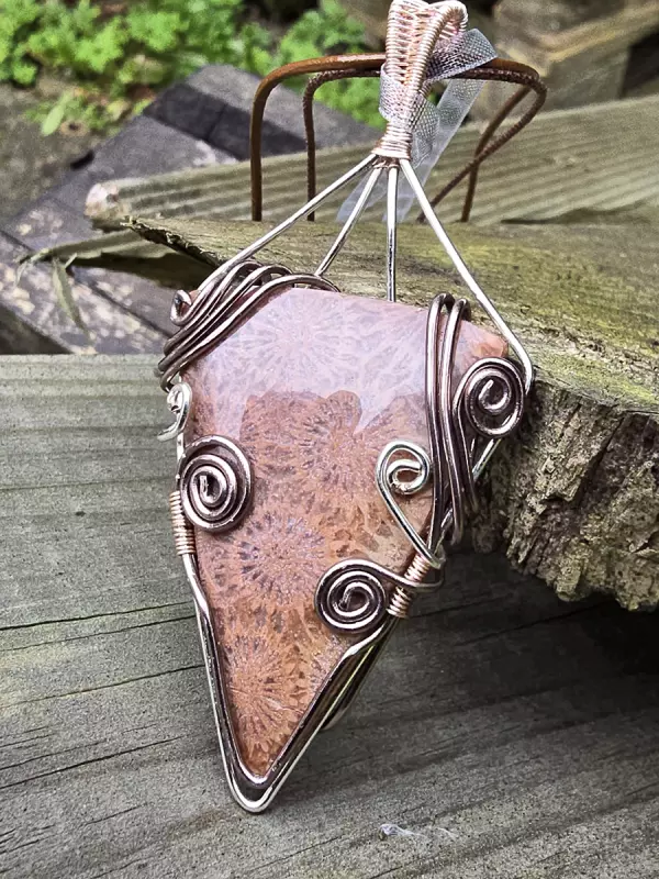 Image d'illustration du produit Pendentif corail triangle