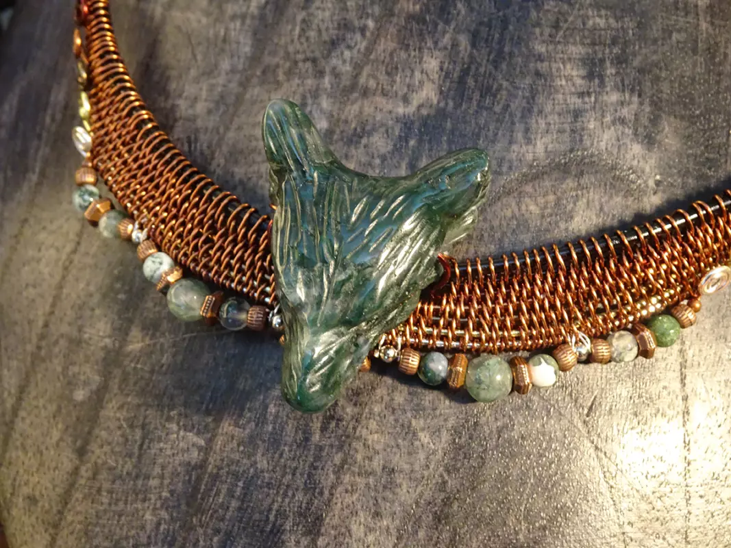 Image d'illustration du produit Collier tête de loup en agate verte