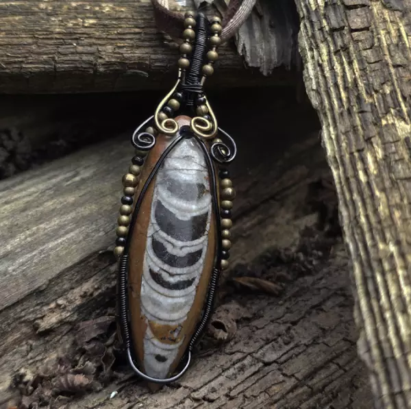 Image de couverture du produit Pendentif orthoceras beige