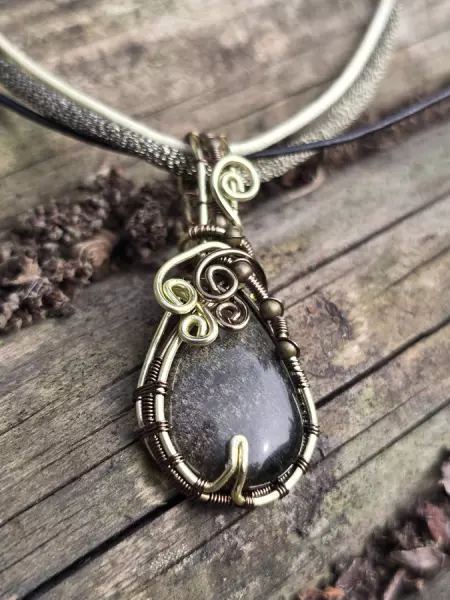 Image de couverture du produit Pendentif obsidienne dorée