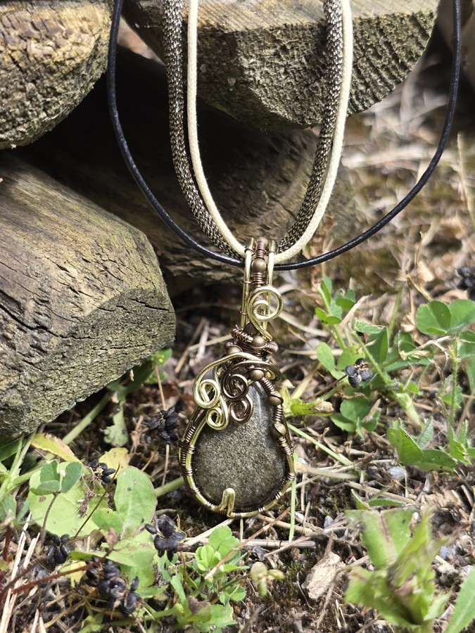 Image d'illustration du produit Pendentif obsidienne dorée