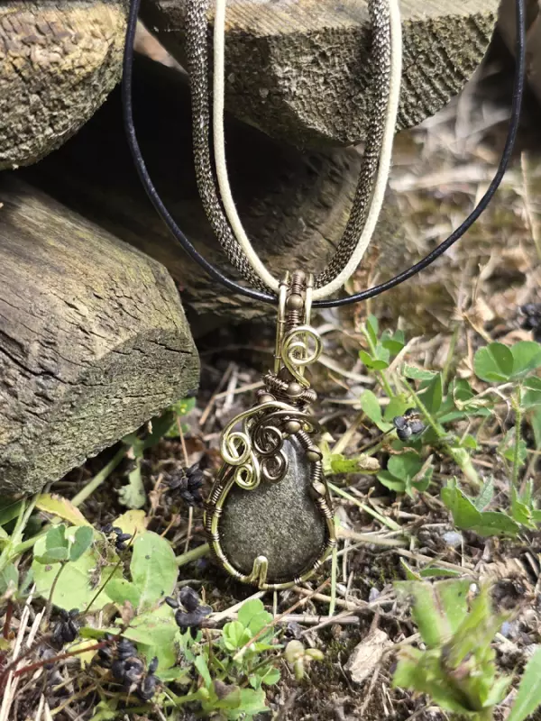 Image d'illustration du produit Pendentif obsidienne dorée