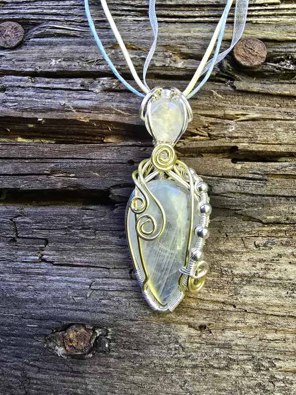 Image d'illustration du produit Pendentif péristérite dorée