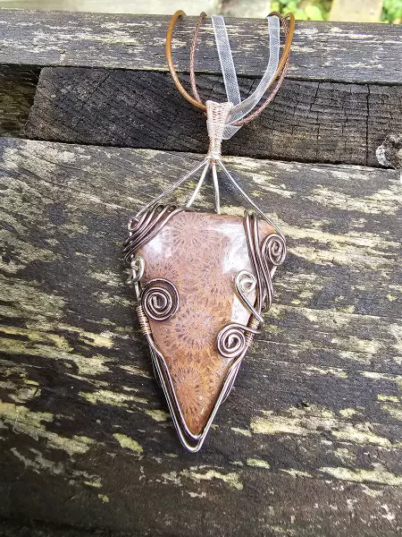 Image de couverture du produit Pendentif corail triangle