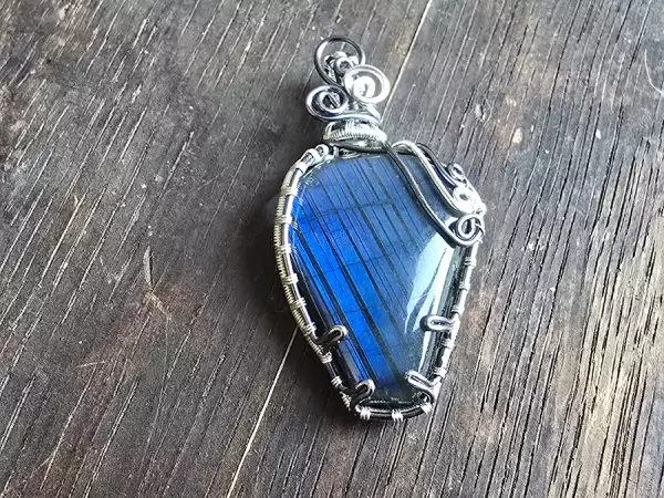 Image de couverture du produit Pendentif labradorite bleue striée