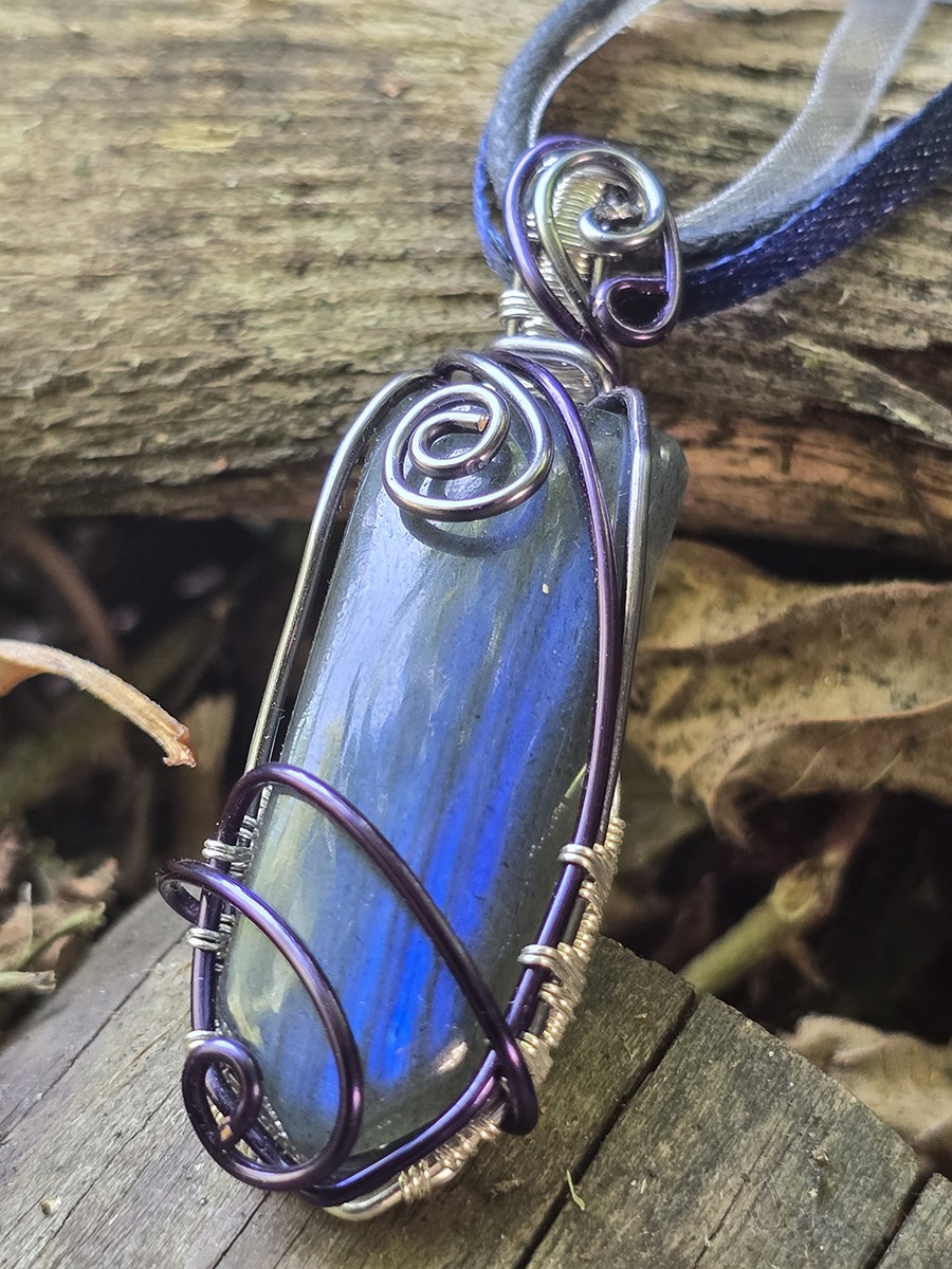 Image d'illustration du produit Pendentif Labradorite bleue en pointe