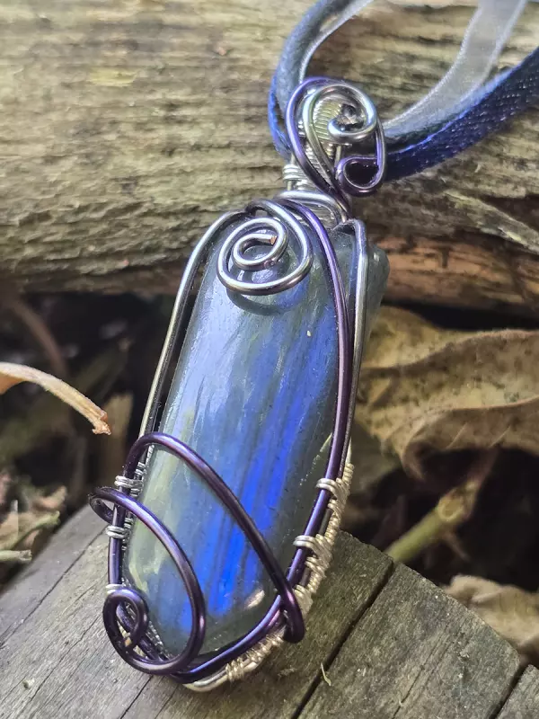Image d'illustration du produit Pendentif Labradorite bleue en pointe