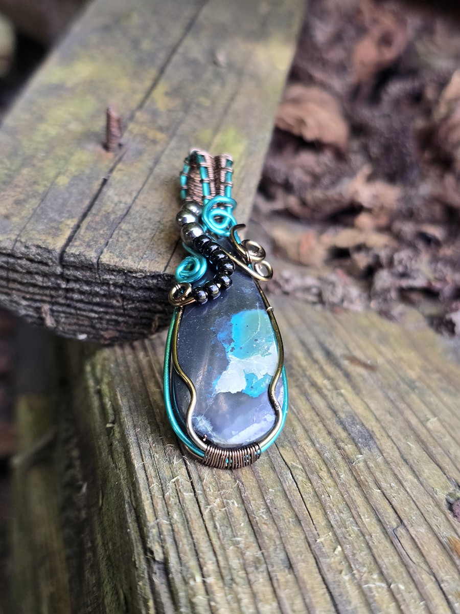 Image d'illustration du produit Pendentif opale noire à chrysocolle