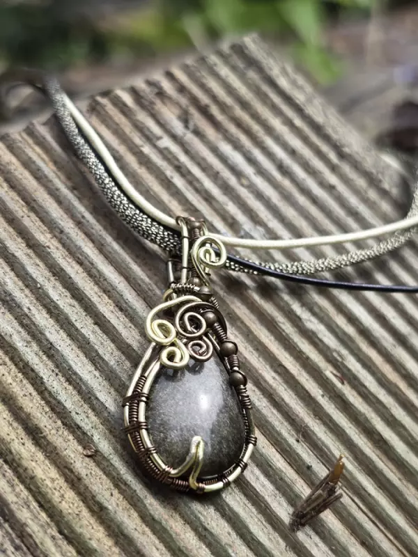 Image d'illustration du produit Pendentif obsidienne dorée