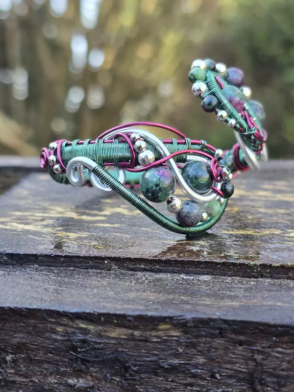 Image d'illustration du produit Bracelet serpent zoïsite à corindon