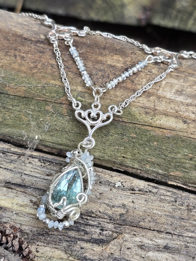 Image d'illustration du produit Collier "larme" en argent et aigue-marine